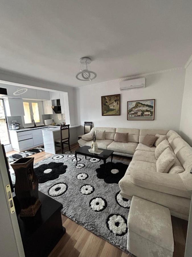 Flat In Berat'S Center Apartamento Exterior foto