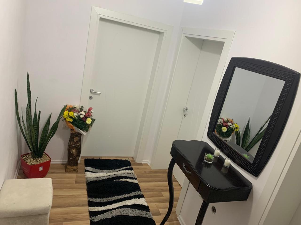 Flat In Berat'S Center Apartamento Exterior foto
