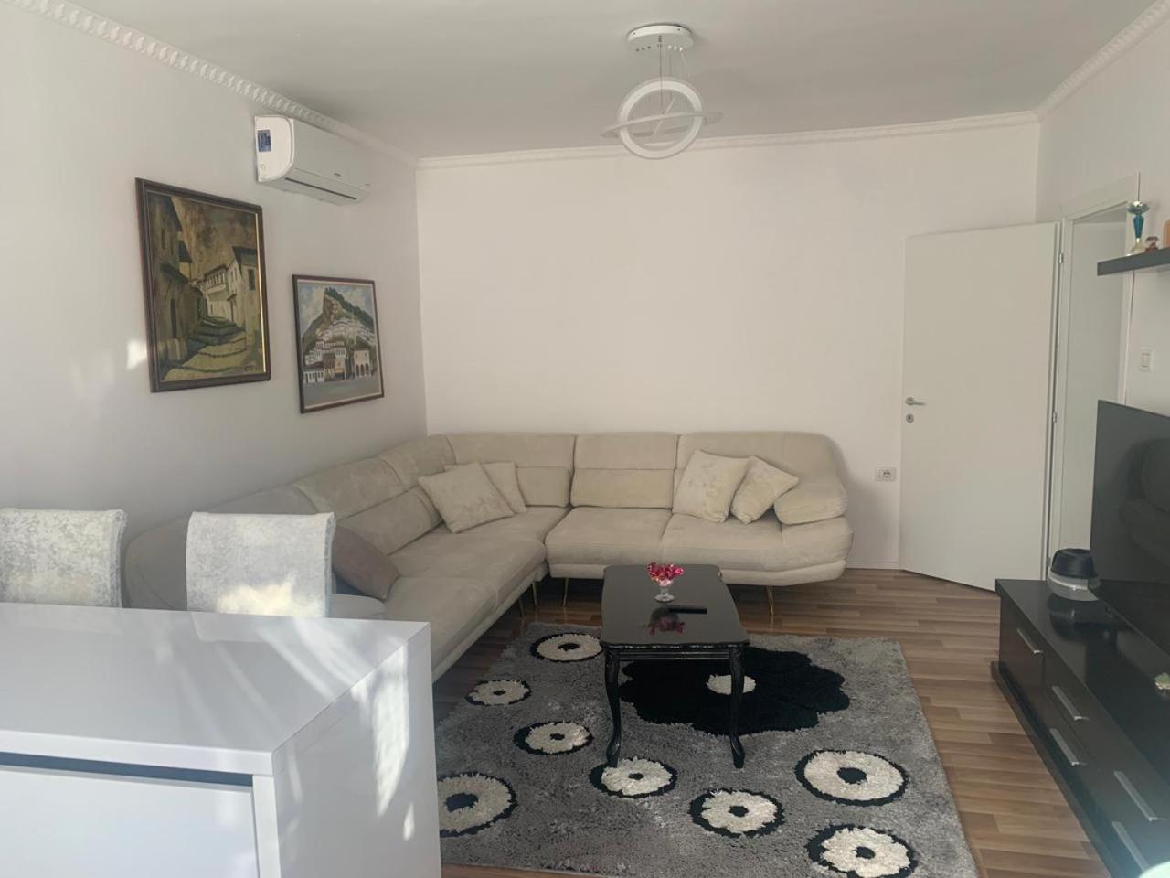 Flat In Berat'S Center Apartamento Exterior foto