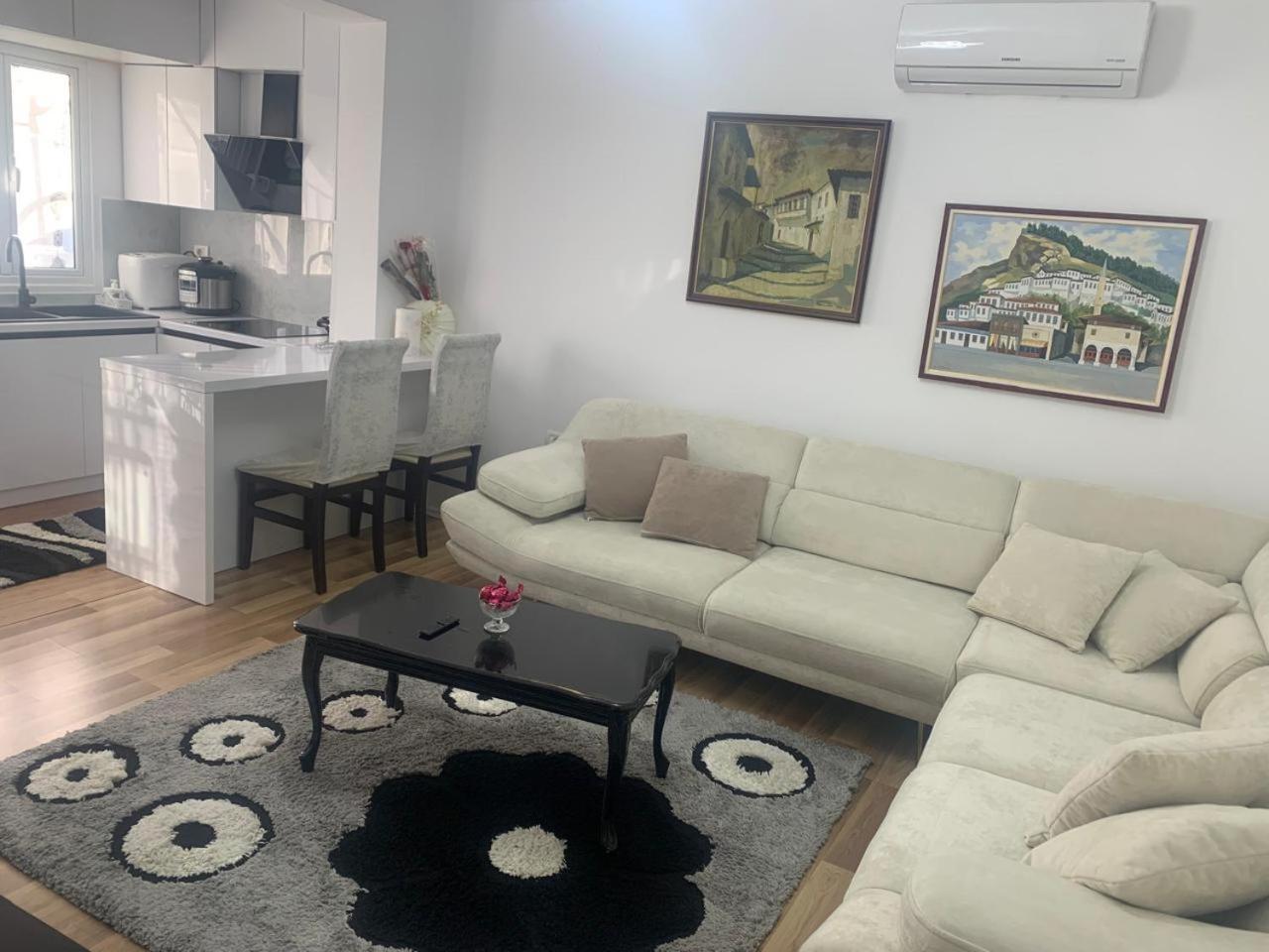 Flat In Berat'S Center Apartamento Exterior foto