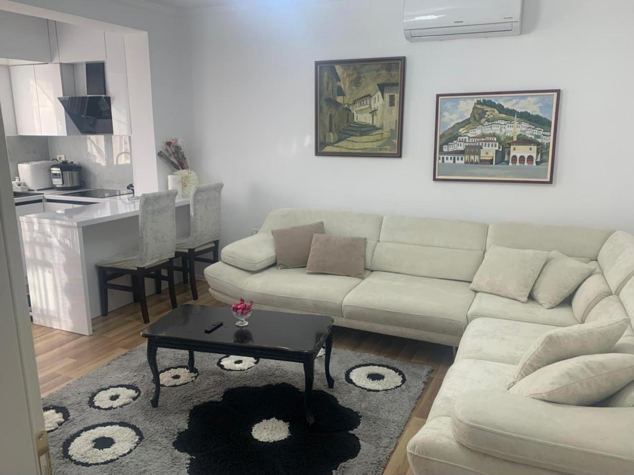 Flat In Berat'S Center Apartamento Exterior foto